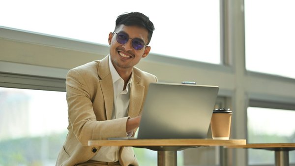 Verre qui se teinte au soleil : protégez vos yeux avec élégance