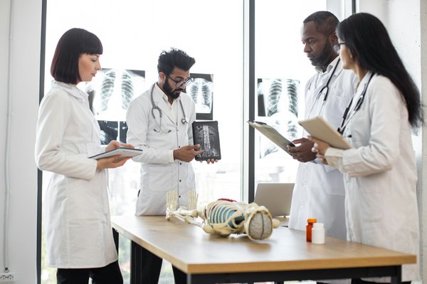 Chirurgien rachis brignoles : solutions pour vos douleurs spinales